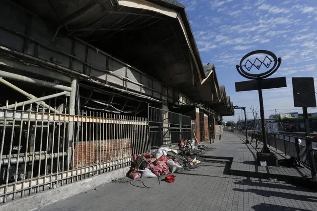 La quema de las estaciones de Metro fueron parte de los hechos ocurridos el 18 de octubre. (Foto: Marcelo Hernandez/Getty Images)
