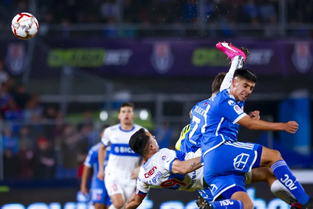 El golazo de Zampedri a la U de Chile. (Pepe Alvújar/Photosport).
