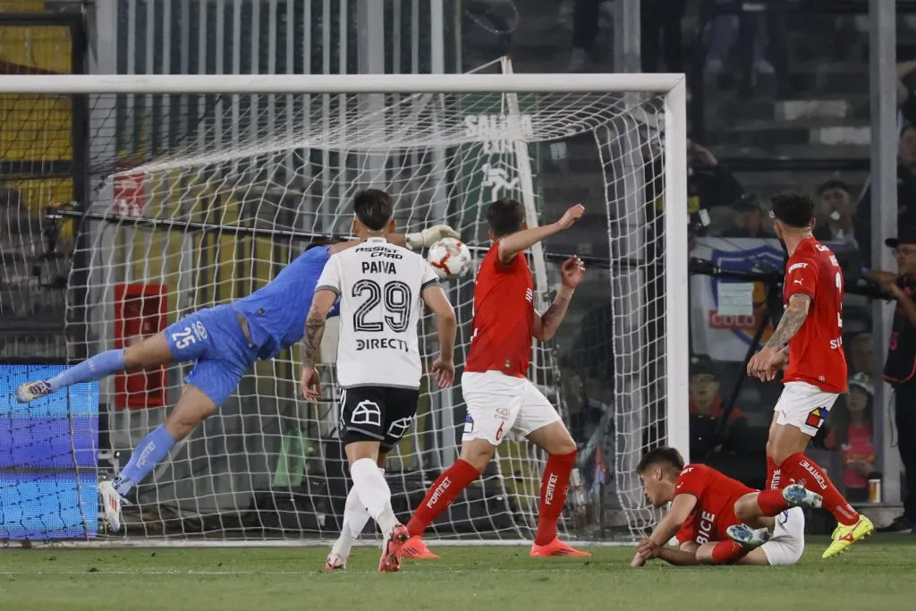 El Zanahoria Pérez sostuvo a la UC en el duelo ante Colo Colo. (Dragomir Yankovic/Photosport).