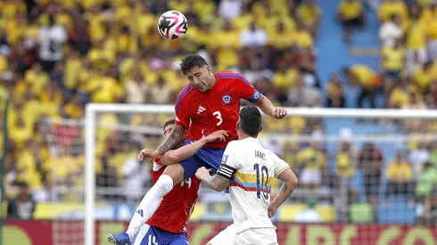 Guillermo Maripán despeja un balón aéreo ante Colombia.