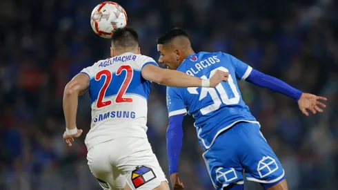Gary Kagelmacher y Cristian Palacios disputan el balón en el aire en el último enfrentamiento de Universidad de Chile y Universidad Católica, en el Estadio Nacional, por la fecha 13 del Campeonato Nacional 2024.