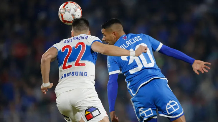 Gary Kagelmacher y Cristian Palacios disputan el balón en el aire en el último enfrentamiento de Universidad de Chile y Universidad Católica, en el Estadio Nacional, por la fecha 13 del Campeonato Nacional 2024.