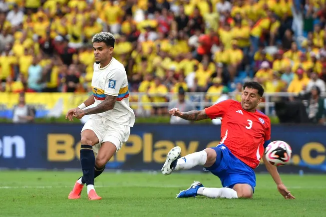 Luis Díaz evitó el cruce de Maripán con su derechazo que fue el 1-0. (Gabriel Aponte/Getty Images).