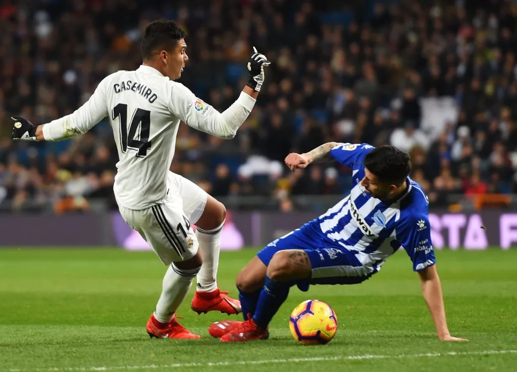 Maripán marca a Casemiro en un partido ante Real Madrid. (Denis Doyle/Getty Images).