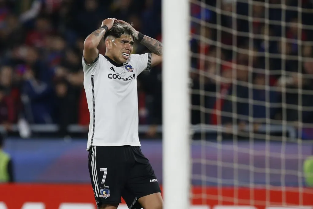 Carlos Palacios se baja de Colo Colo tras las amenazas de la ANFP, a la que acusó de mentir sobre su liberación de la selección chilena. Foto: Photosport.