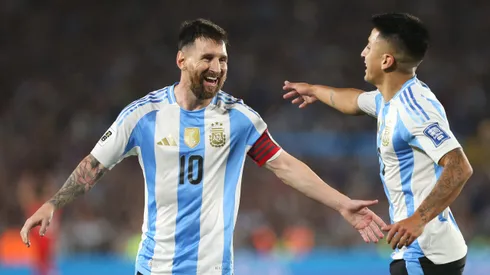Lionel Messi festeja con Thiago Almada, quien también anotó.