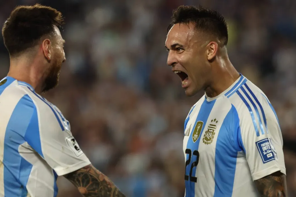 Lautaro Martínez festeja con Messi. (Alejandro Pagni | Imago).