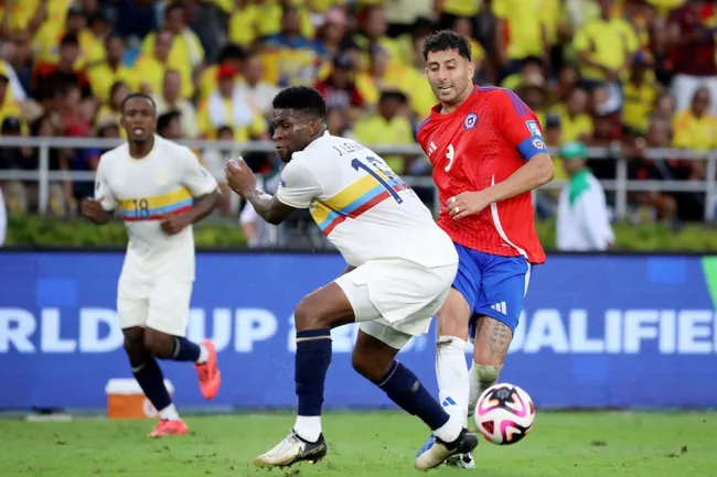 Maripán en acción ante Colombia. (Vizzor image/Photosport).