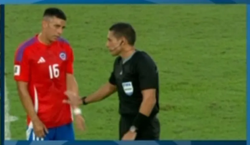 Ulises Ortegoza intentó mediar con el árbitro Jesús Valenzuela, pero su gestión no tuvo éxito. (Captura).