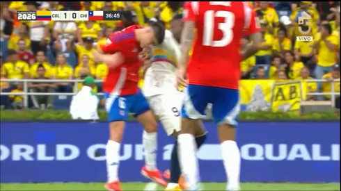 La polémica jugada del primer tiempo entre Chile y Colombia.