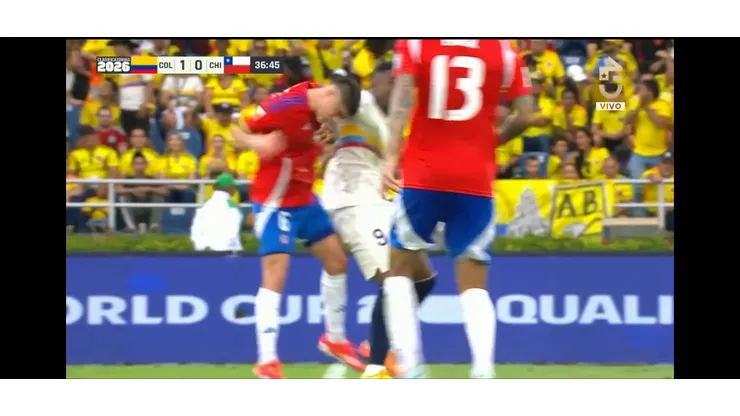 La polémica jugada del primer tiempo entre Chile y Colombia.