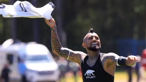 Hinchas de Colo Colo llenan tribunas en estadio de La Calera.