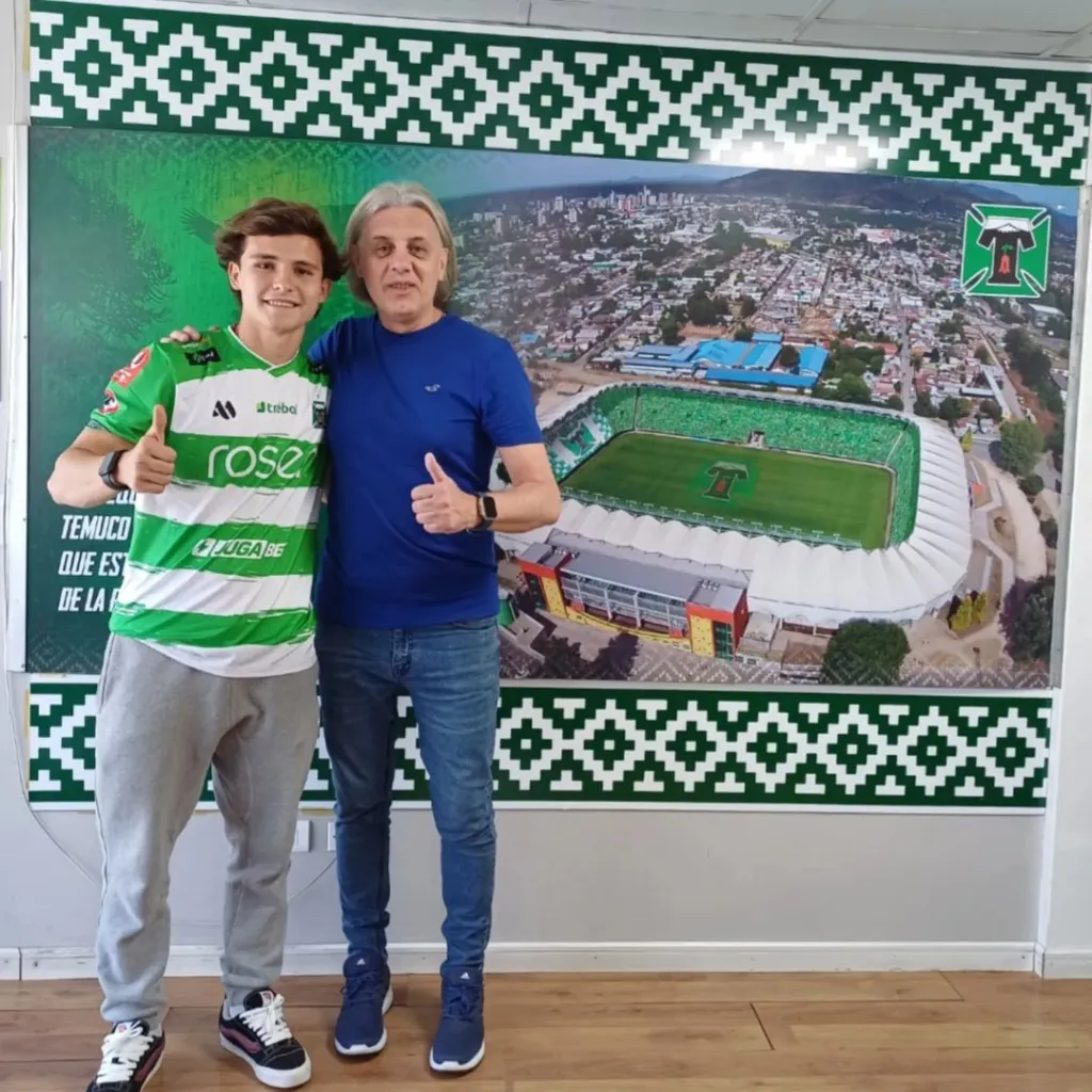 Fabio Jurdakis posa junto a Damián Triñanes, uno de los jóvenes argentinos que llevó a Deportes Temuco. (Captura Instagram).