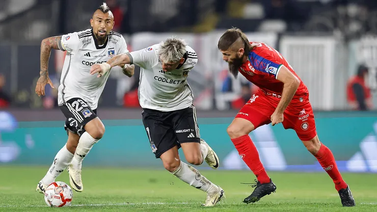 Carlos Palacios y Ezequiel Parnisari en el último Colo Colo vs Unión La Calera, en la primera rueda del Campeonato Nacional 2024.