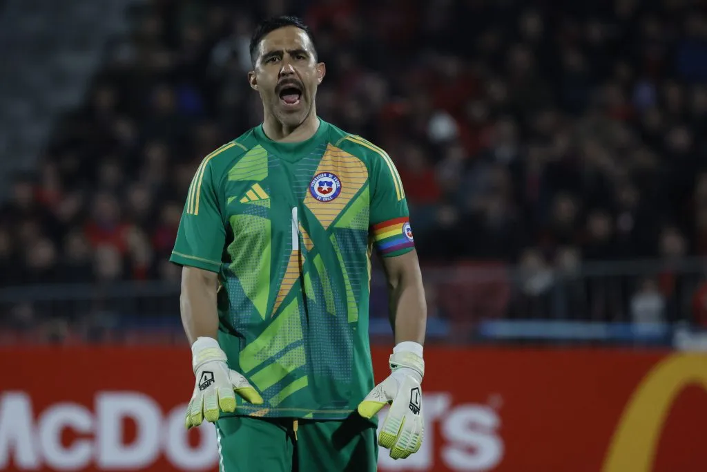 Claudio Bravo en su último partido en Chile: fue en el amistoso ante Paraguay