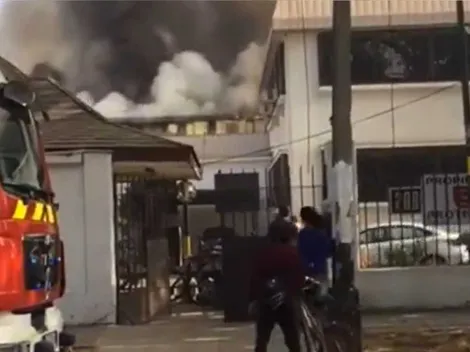 Incendio afecta a bodegas en Independencia y genera gran nube de humo