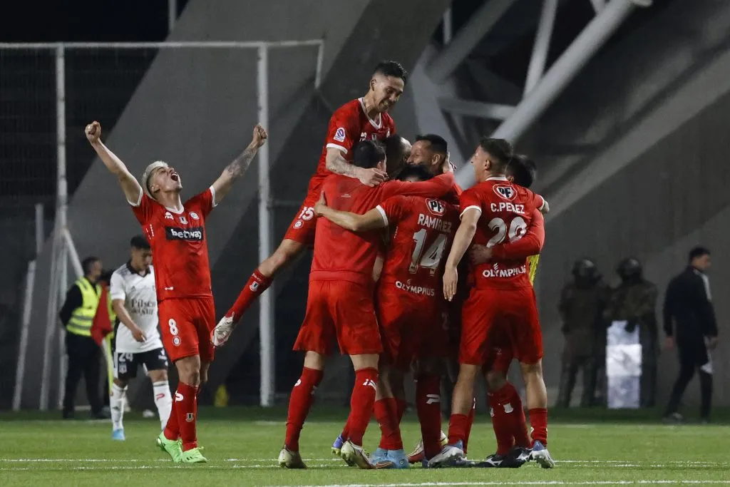 U. La Calera celebrando ante Colo Colo /Photosport