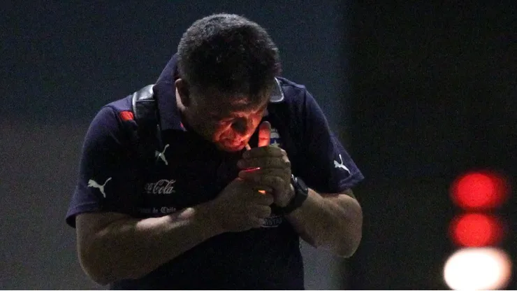 Claudio Borghi tiene una oferta en mano.