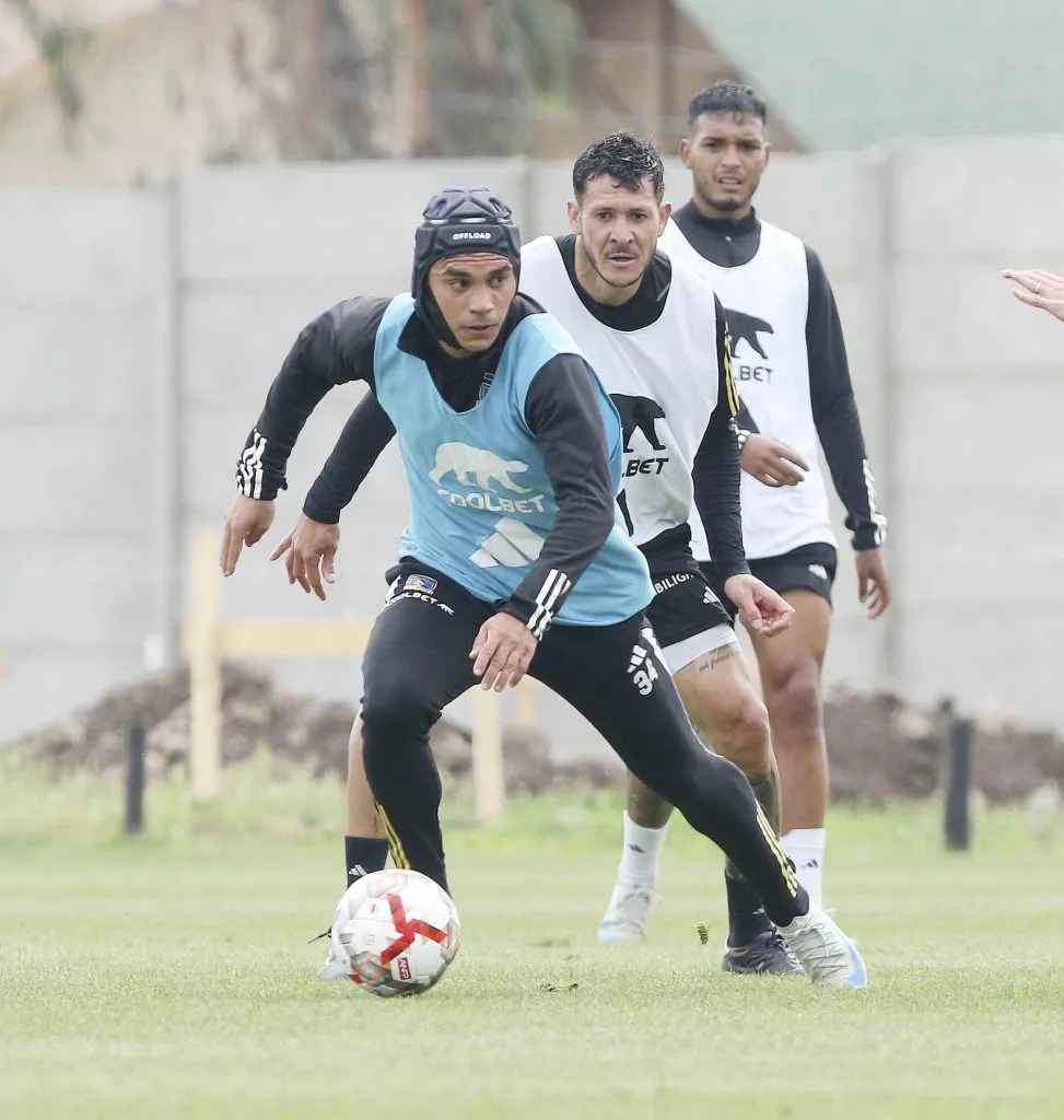 Pizarro entrenando con el casco en Colo Colo (Foto: Sifup)
