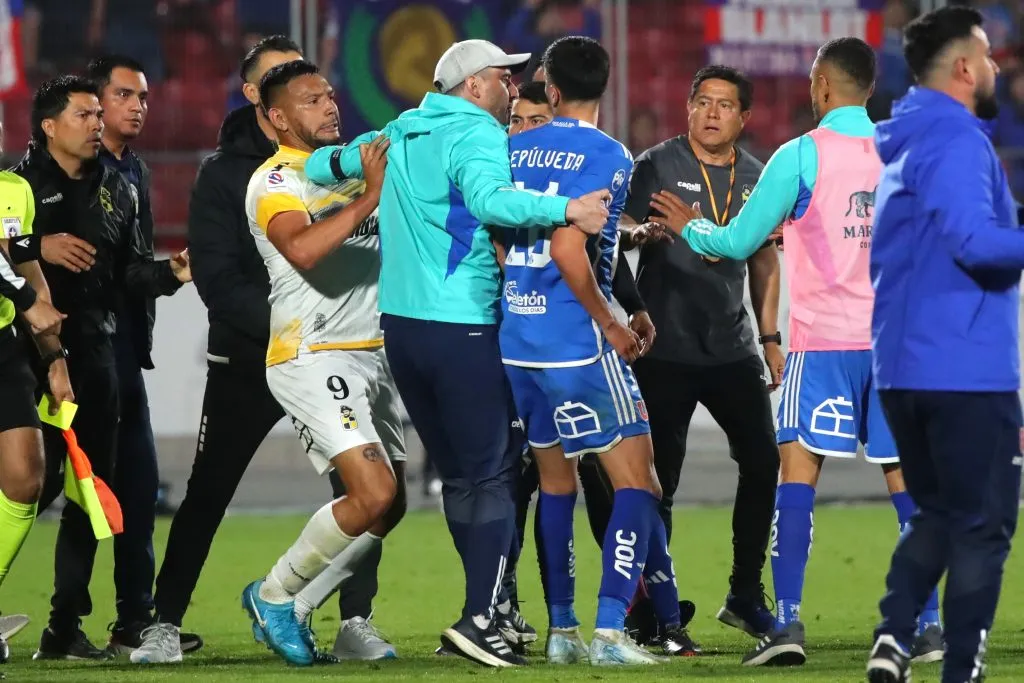 Matías Sepúlveda fue uno de los azules que fue encarado por Andrés Chávez. (Jonnathan Oyarzun/Photosport).-