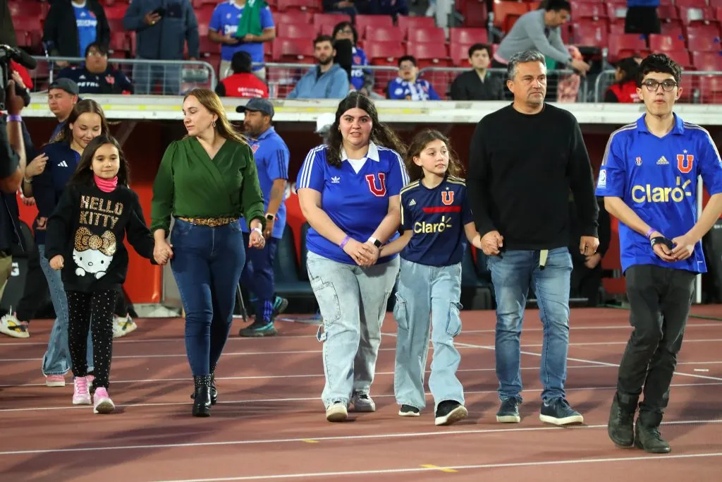 La familia del fallecido funcionario azul recibiendo los aplausos. /Photosport