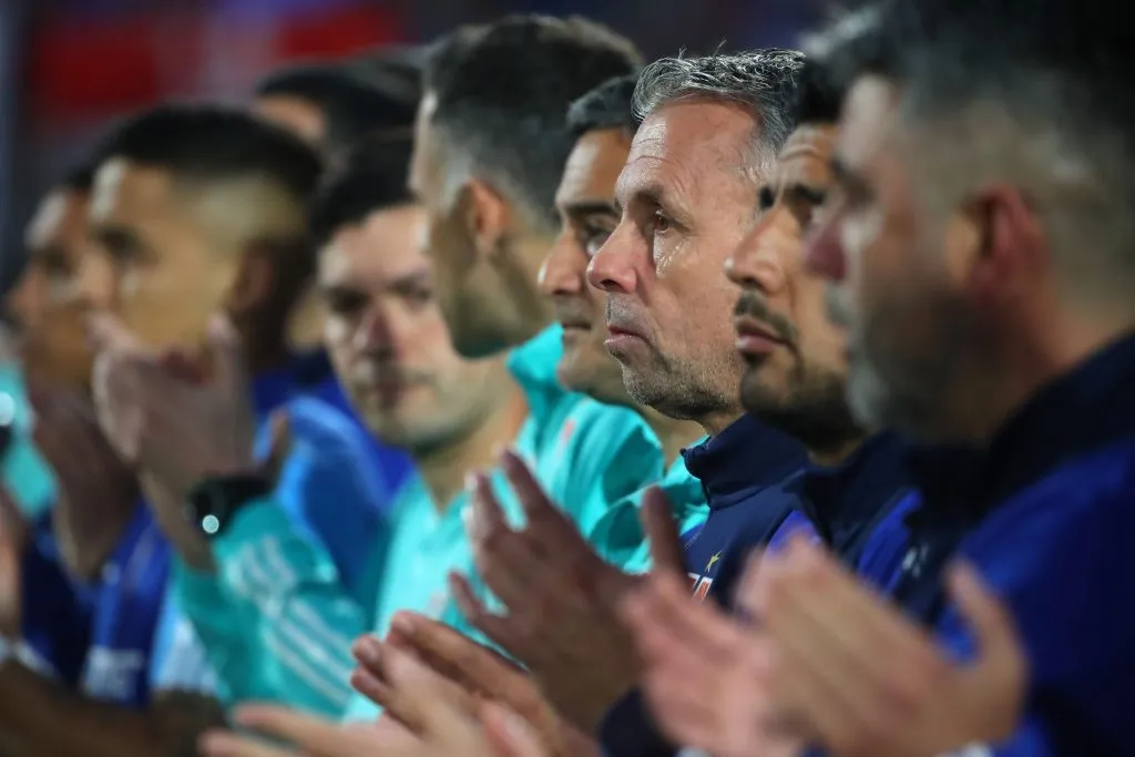 El cuerpo técnico de la U en el homenaje a Prieto. /Photosport