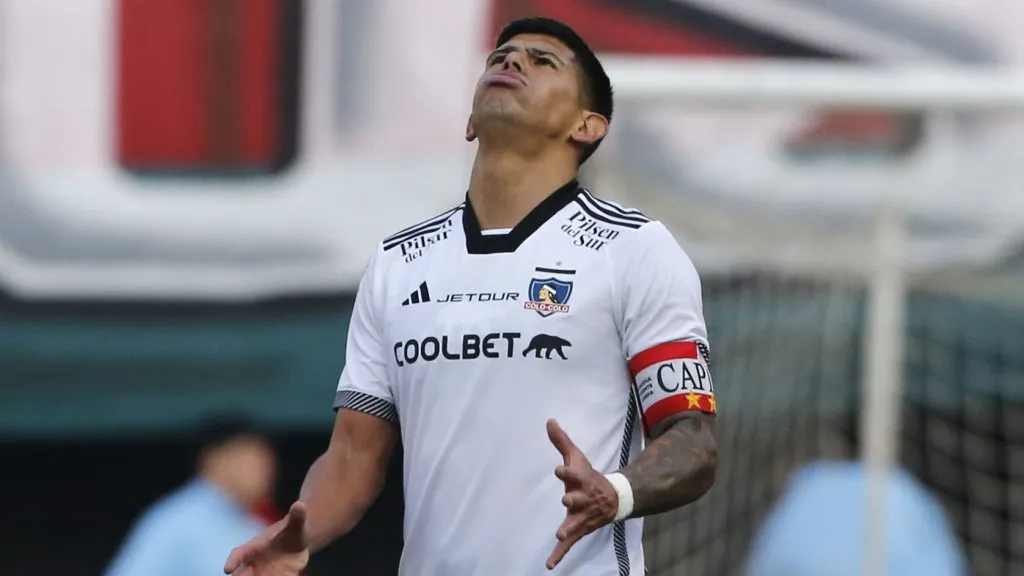 Esteban Pavez sufrió problemas de salud que lo obligaron a salir de Chile y alarman lo dejan en duda en Colo Colo ante Magallanes. Foto: Photosport.