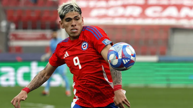 Carlos Palacios dejó la selección chilena acusando problemas personales y se llenó de críticas, por lo que Colo Colo salió a respaldarlo.