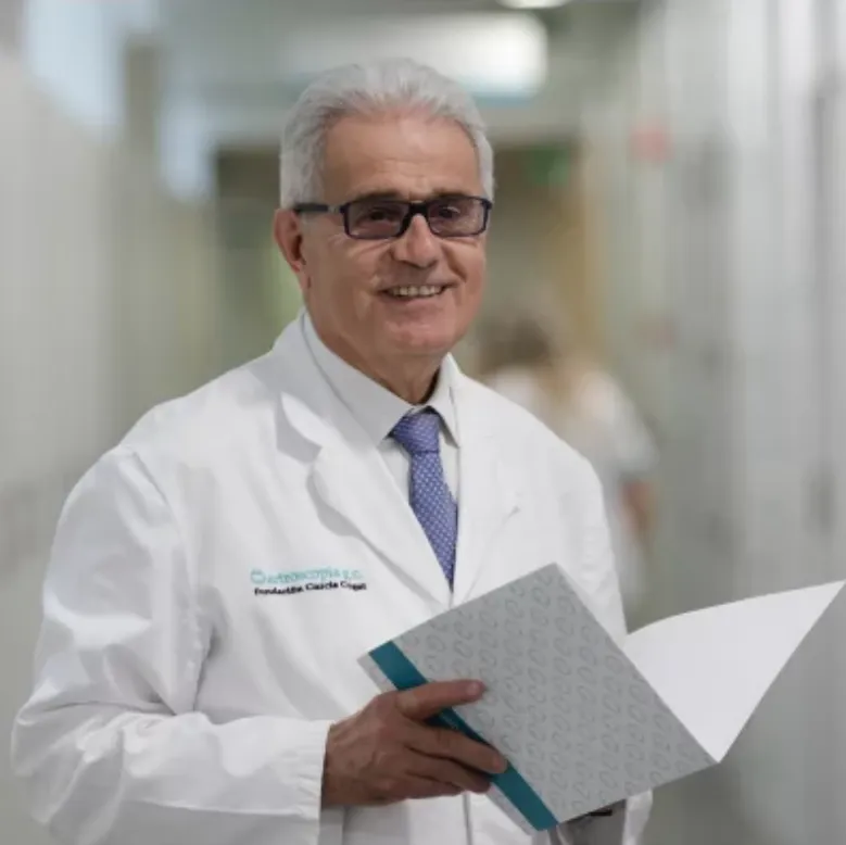 Alexis Sánchez vuelve a encomendarse a las manos del doctor Ramón Cugat en España. Foto: Instituto Cugat.