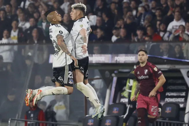 La fotografía del festejo que compartió Vidal. (Dragomir Yankovic/Photosport).