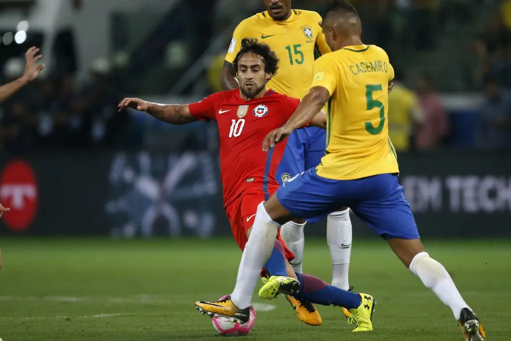 Jorge Valdivia en acción por la selección chilena ante Brasil. (Andrés Piña/Photosport).