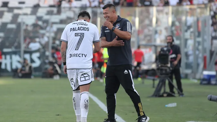 Jorge Almirón le prestó ropa a Carlos Palacios.