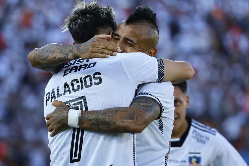 Vidal y Palacios celebran en la inconclusa Supercopa 2024. (Marcelo Hernández/Photosport).