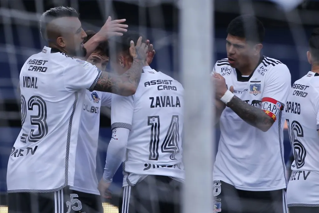 Arturo Vidal abraza a Cristián Zavala tras un gol del “14” al Audax Italiano. (Dragomir Yankovic/Photosport).
