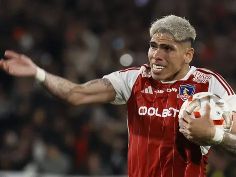 Dan a Carlos Palacios listo en el "arbolito de navidad" de Boca