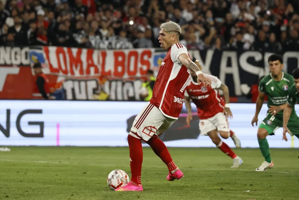 Carlos Palacios le marcó de penal al Audax Italiano. (Dragomir Yankovic/Photosport).