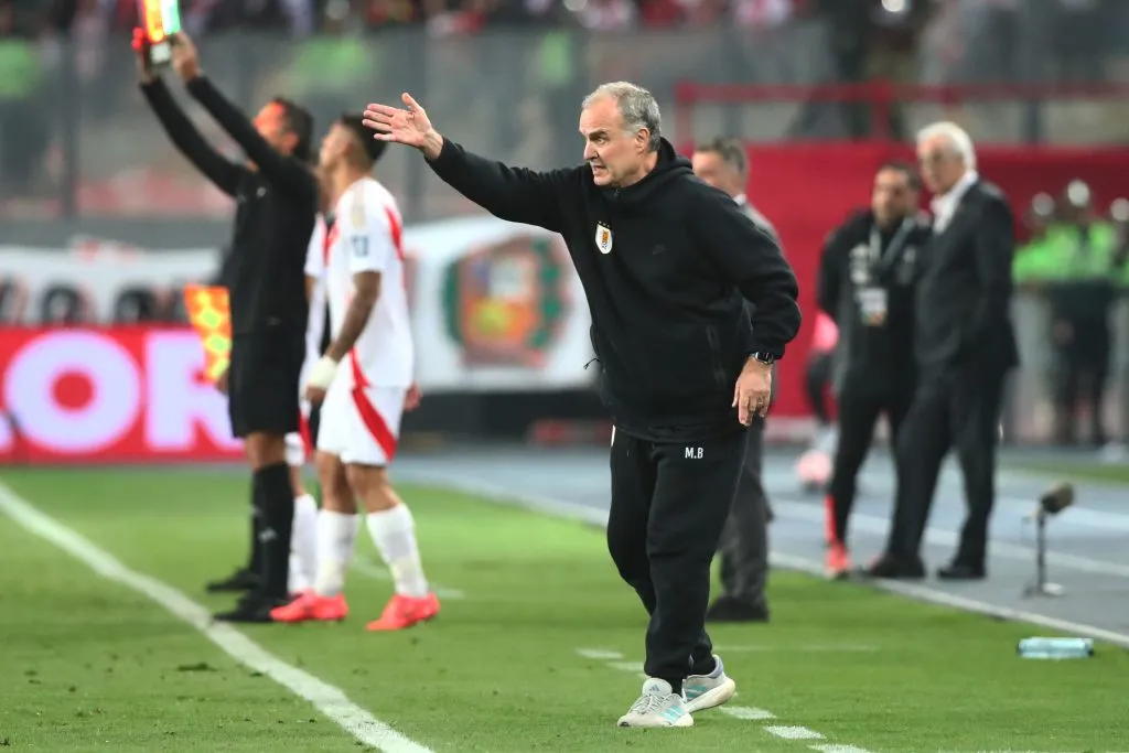 Marcelo Bielsa sufrió una derrota con Uruguay en Peru. (Photo by Raul Sifuentes/Getty Images)