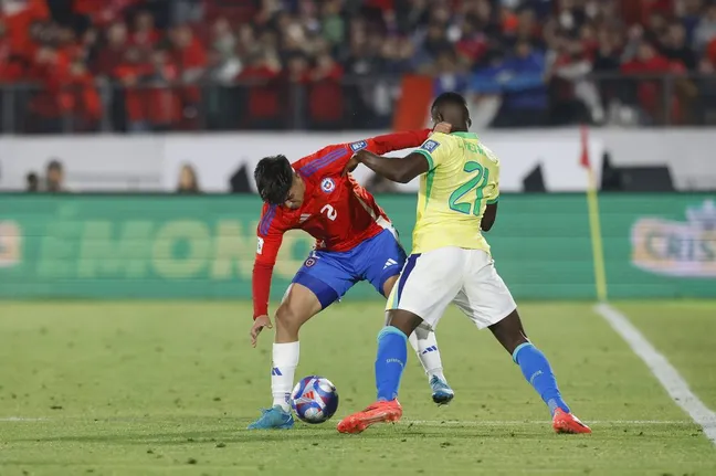 Marcelo Morales ante Brasil. (Pepe Alvújar/Photosport).