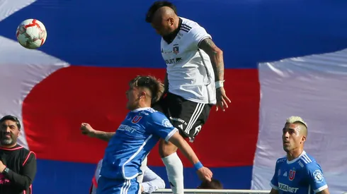 El King lucha con Marcelo Morales en un Superclásico.