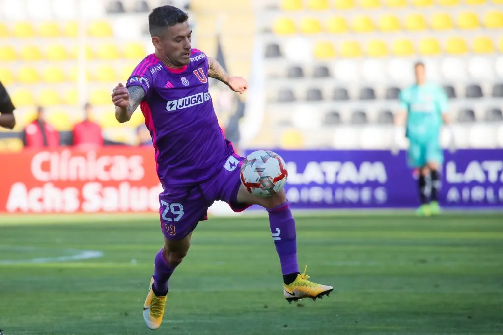 Charles Aránguiz terminó con algunas dolencias el duelo de U de Chile. Foto: Jonnathan Oyarzun/Photosport