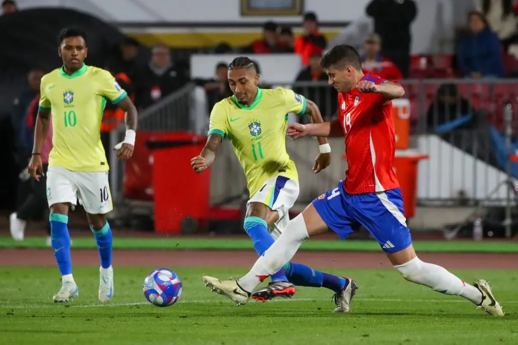 Benjamín Kuscevic le puntea el balón a Raphinha. (Jonnathan Oyarzún/Photosport).