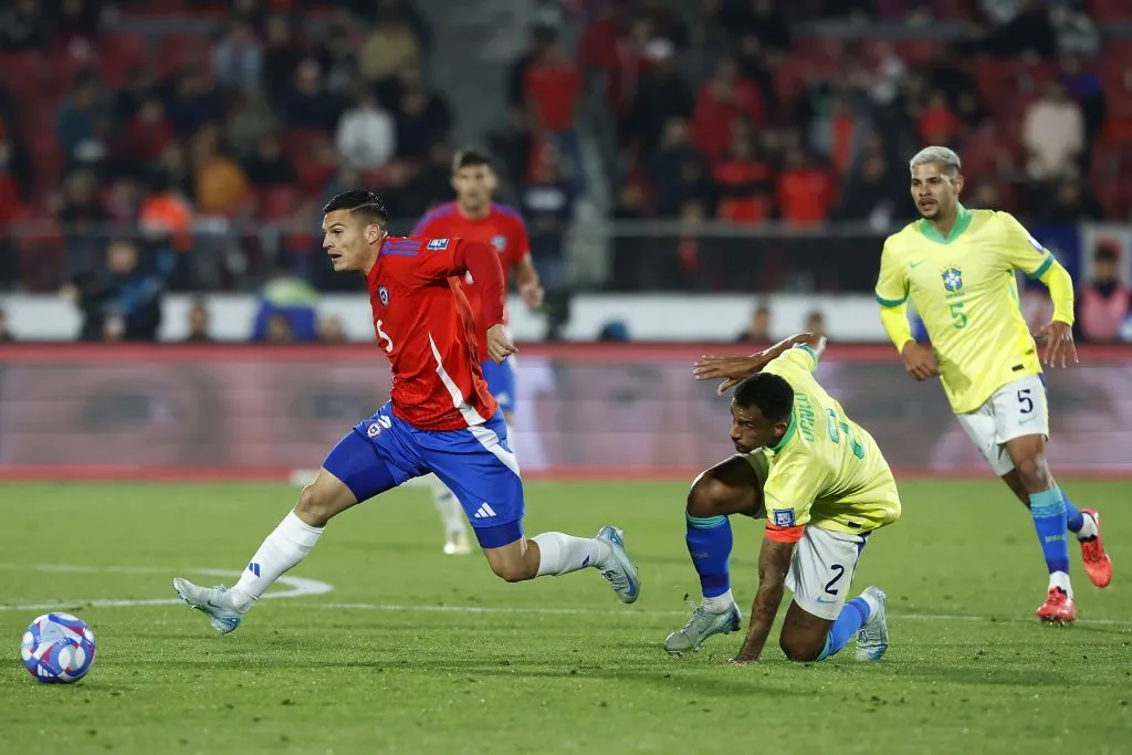 Lucas Cepeda en acción ante Brasil. (Pepe Alvújar/Photosport).