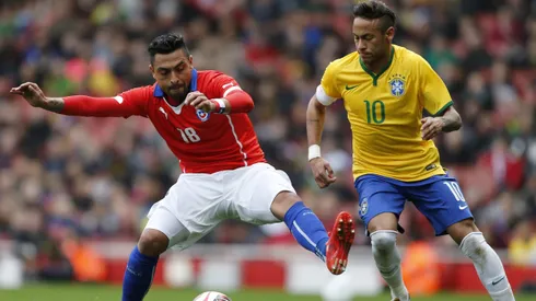 Gonzalo Jara ante Neymar en un partido ante Brasil.