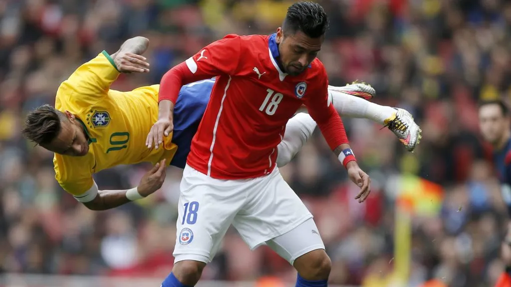 Gonzalo Jara ante Neymar en un partido entre Chile y Brasil.