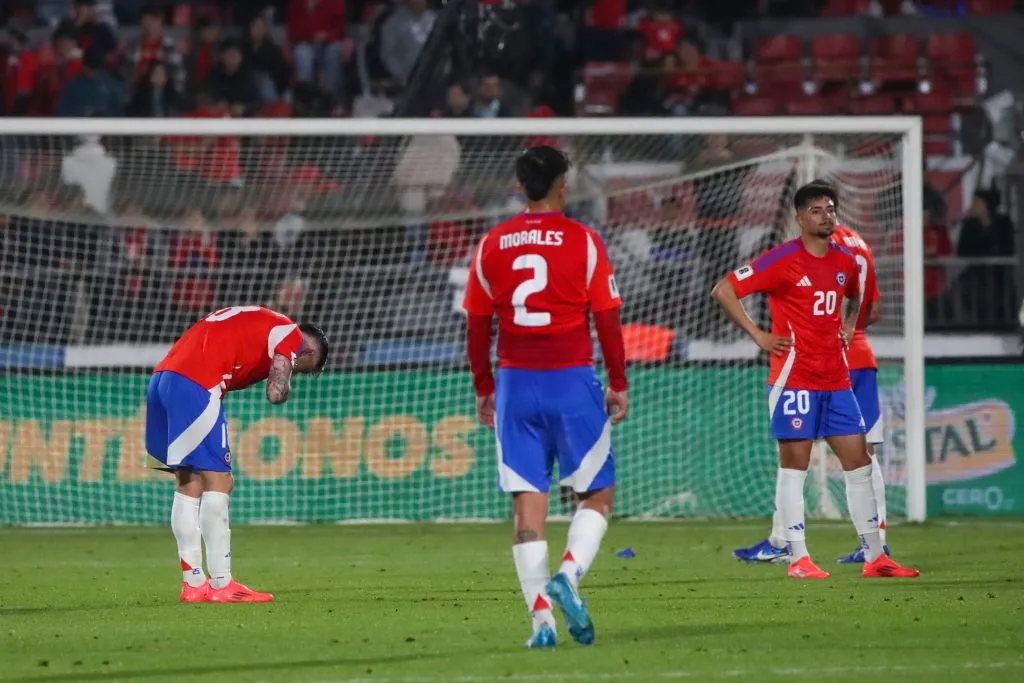 Marcelo Morales y toda la selección se lamentan tras la derrota. (Jonnathan Oyarzun/Photosport).
