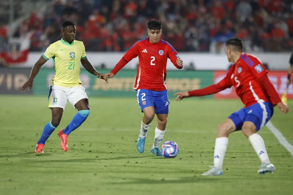 Marcelo Morales en acción frente a Brasil. Lo persigue el verdugo Luiz Henrique. (Pepe Alvújar/Photosport).