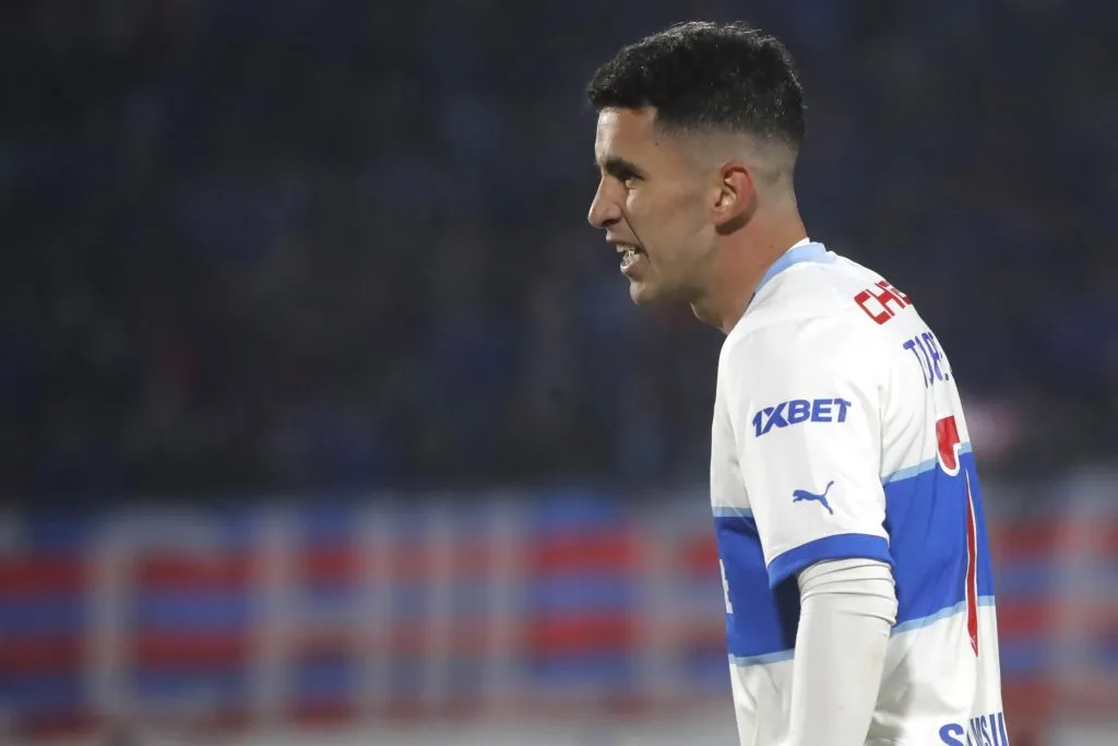 Joaquín Torres en acción durante el Clásico Universitario de la primera rueda. (Jonnathan Oyarzun/Photosport).