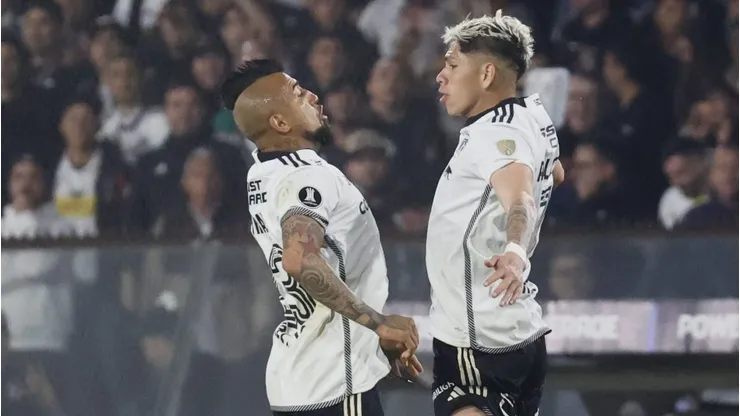 Arturo Vidal celebra con Carlos Palacios el gol de la Joya a River Plate en la ida de los cuartos de final en la Copa Libertadores.