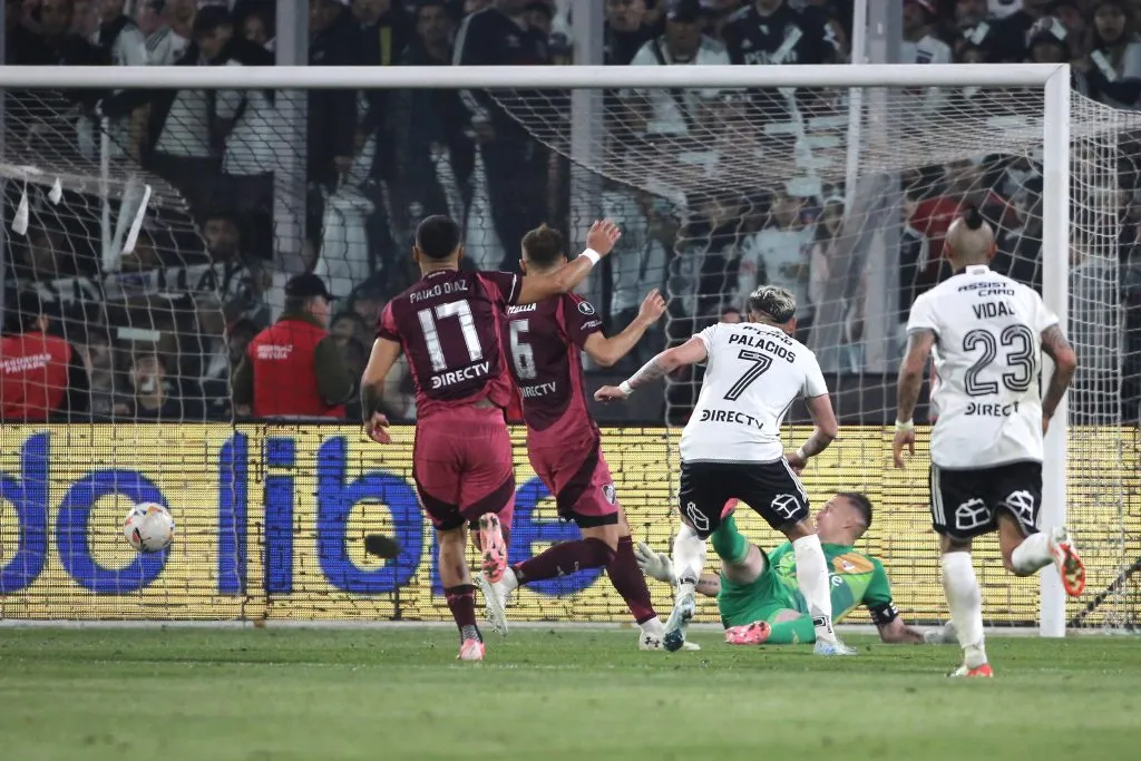 Palacios con la 7 anotando el gol de Colo Colo ante River en Copa Libertadores
