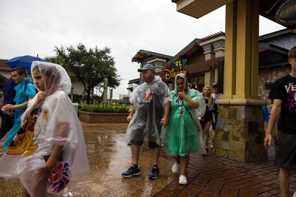 ORLANDO, FLORIDA – 9 de octubre: Gente caminando por el complejo comercial Disney Springs antes del huracán Milton el 9 de octubre de 2024 | Foto: Getty Images